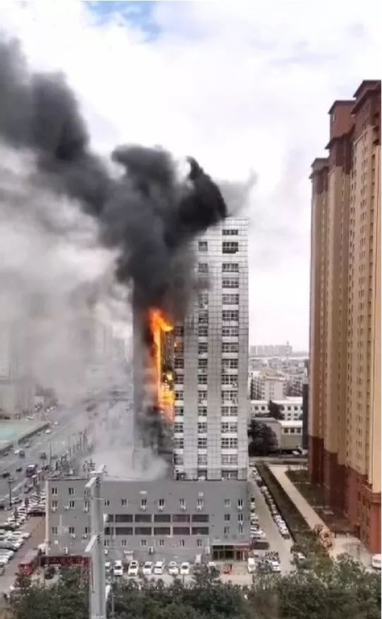 洛陽出大事了，九都路全聚德綜合樓起“大火”...疑是外保溫助燃
