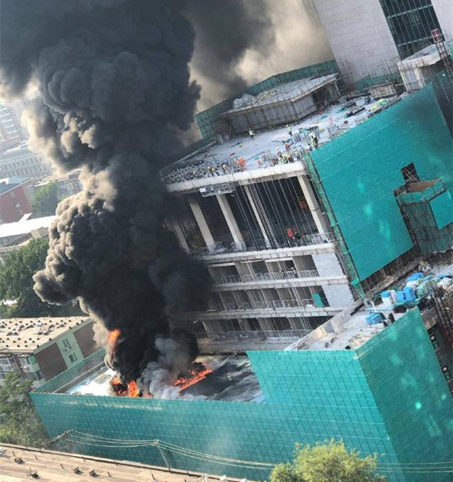 朝陽區(qū)一建筑工地著火，系焊接作業(yè)引燃保溫材料所致