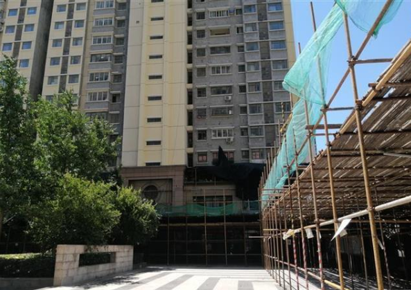 外墻保溫層頻頻脫落，為何維修工作卻遲遲無進(jìn)展