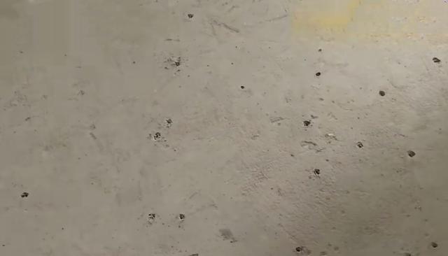 驗(yàn)房時高跟鞋跟直接插入地面，開發(fā)商：是保溫材料越松軟越好。？？？